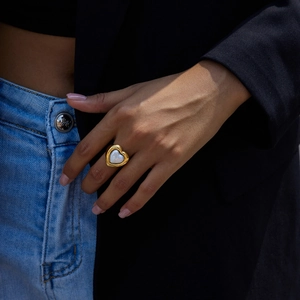 Elegant 18k gold stainless steel ring with heart shaped pearl inlay on model hand
