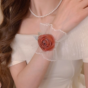 Détail d'un corsage de poignet rose rouge avec des volants en dentelle fine