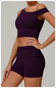 Détail de profil du haut de yoga asymétrique violet foncé et du short de fitness taille haute