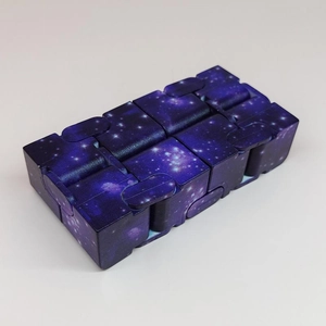 Vista dettagliata di un cubo infinito con motivi a nebulosa e stelle blu e viola