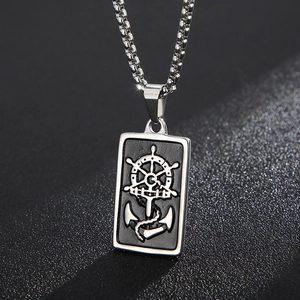 Collier hip hop en acier titane avec ancre nautique et gouvernail embossés sur plaque argent