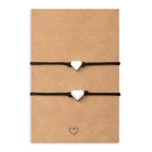Détail de bracelets cœur tressés pour mère et fille présentés sur une carte cadeau