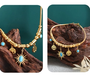 Dettaglio del bracciale dorato con pendenti a sole e pietre turchesi in primo piano