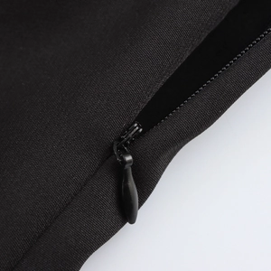 Robe noire élégante col en V avec manches en organza et fermeture éclair invisible