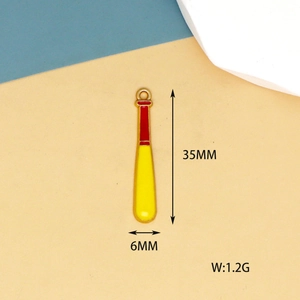 Makro-Detail des Baseballschläger-Anhängers aus Legierung mit Emaille-Finish