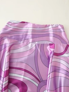 Detail eines mauvefarbenen Rocks mit Pop-Art-Print aus glattem Satin und Wellenmuster