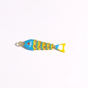 Détail du pendentif carpe koï avec émail bleu et jaune sur placage doré brillant