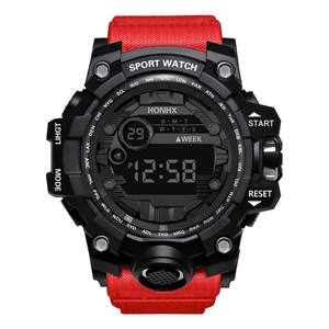 Vue détaillée de la montre de sport numérique avec boîtier noir et bracelet rouge