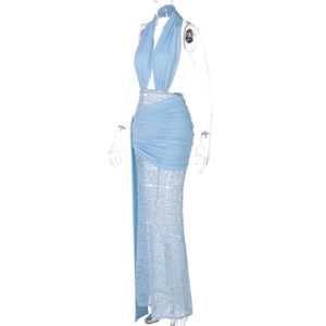 Dettaglio dell'abito halter azzurro con patchwork in pizzo e pieghe laterali eleganti