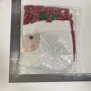 Vista piatta della fodera per sedia Babbo Natale 3D imballata con righello di misura