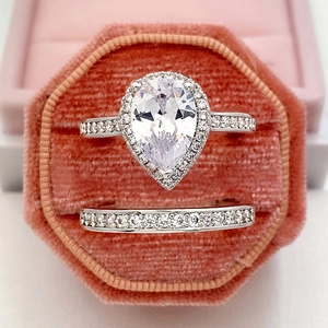 Elegante champagne goudkleurige ringenset met peergeslepen zirkoon in een fluwelen doos