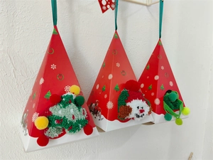 Trois coffrets cadeaux de Noël coniques avec chaussettes en velours corail et ruban vert
