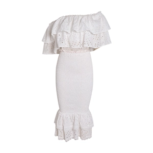 Détail de la robe blanche en dentelle à épaules dénudées avec volants brodés