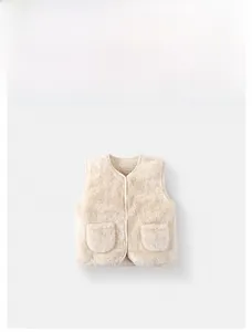 Dettaglio del gilet in pile color crema per neonati con scollo a V e tasche tonde
