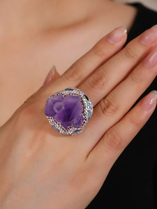 Bague bohème réglable avec grand cristal violet naturel et halo de cristaux colorés