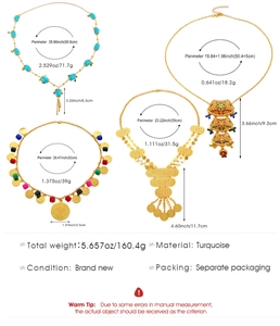 Detailansicht von ethnischen Goldketten mit Türkisen und Münzanhängern im Boho-Stil