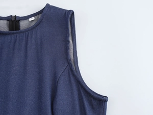 Détail de l'encolure d'une robe en jean sans manches avec fermeture éclair