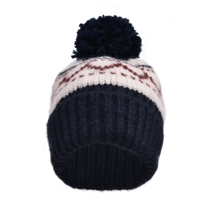 Détail du bonnet d'hiver en tricot avec motif jacquard ondulé et texture côtelée marine