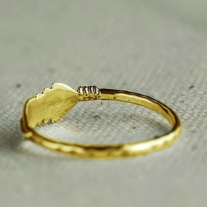 Detailopname van de gouden vintage veerring met verfijnde gegraveerde bladtexturen