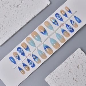 Unghie finte blu stile oceano con fiori 3D in rilievo, perle e trama a conchiglia