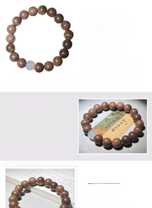 Vue détaillée des perles de bois de santal sombre avec verre émaillé et grain de bois
