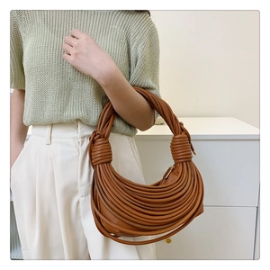 Sac demi-lune marron caramel avec couches tressées et poignée à gros nœuds
