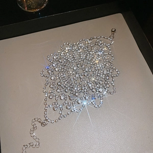 Makroaufnahme von silbernem Boho-Blumenarmband mit funkelnden Strasssteinen und Zirkonia