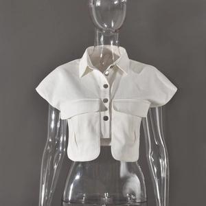 Détail de la chemise courte blanche à manches courtes avec poches et boutons en métal