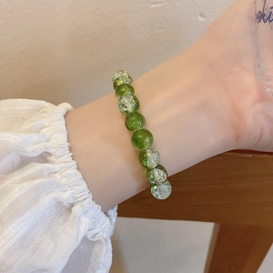 Elegant green natural stone beaded bracelet with ice crackle effect and gold foil details