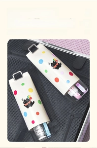 Étui à brosse à dents portable avec pois et motif chat dans une valise de voyage