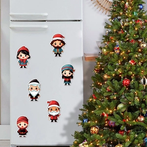 Set mit magnetischen Weihnachts-Wichtel-Aufklebern am Kühlschrank mit Festbaum