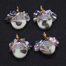 Détail de quatre pendentifs en pierre enveloppés de fil doré faits à la main avec crochets