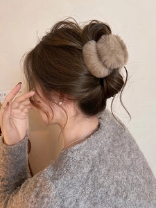 Détail de la pince à cheveux en peluche kaki pour un chignon élégant de style coréen