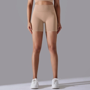 Gros plan sur la taille haute nervurée du short de yoga sans couture beige