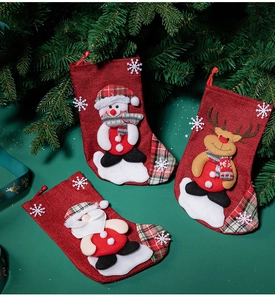 Détail de chaussettes de Noël en toile de jute avec figurines 3D de bonhomme de neige