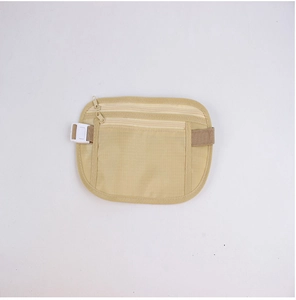 Detailansicht der khakifarbenen Sport-Bauchtasche mit Doppelreißverschluss und Schnalle