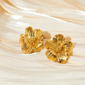 Boucles d'oreilles vintage fleurs 3D plaquées or en acier sur fond de soie