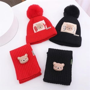 Detailansicht der Kinder Winter-Strickmütze und Schal Set mit Bären-Patches in Rot und Schwarz