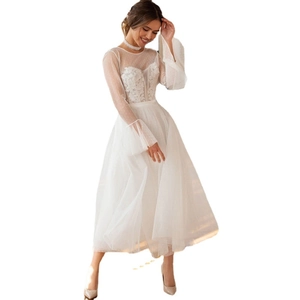 Robe de mariée blanche en dentelle avec manches longues en tulle et broderie florale