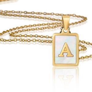 Collier en acier doré avec pendentif rectangulaire en nacre et charm de la lettre A