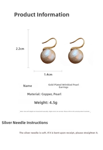 Vue détaillée de boucles d'oreilles dorées avec perles froissées et dimensions de l'aiguille