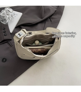 Innenansicht der beigen Tasche mit Reißverschlussfach und geräumigem Stauraum