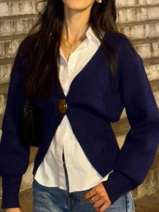 Cardigan in maglia blu scuro da donna con scollo a V e bottone dorato per un look autunnale