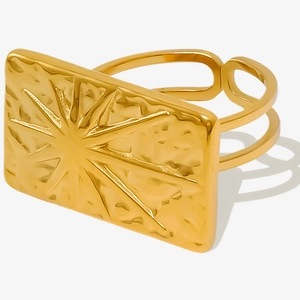 Détail de la bague rectangulaire martelée dorée avec gravure soleil et double anneau