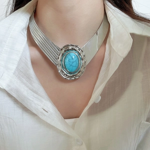 Dettaglio di girocollo vintage in argento con grande pietra turchese ovale su modella