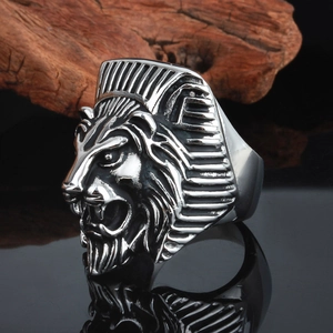 Macro d'une bague tête de lion argentée montrant les détails sculptés de style punk