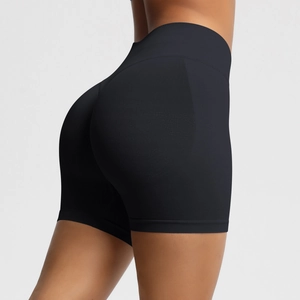 Détail du short de yoga noir sans couture à taille haute avec effet push-up fessier