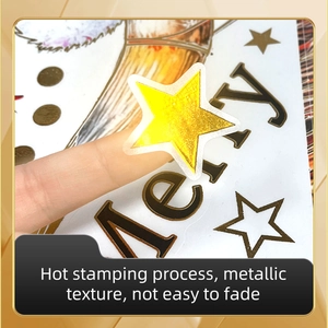 Detail eines goldenen Stern-Wandtattoos mit Heißfolienprägung und Metalltextur