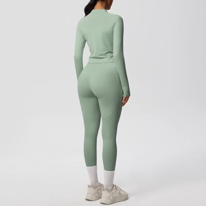 Vue arrière du legging de yoga taille haute vert menthe et haut à manches longues ajusté