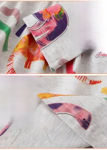 Détail d'une robe grise pour fille avec imprimé dinosaure coloré et coutures fines